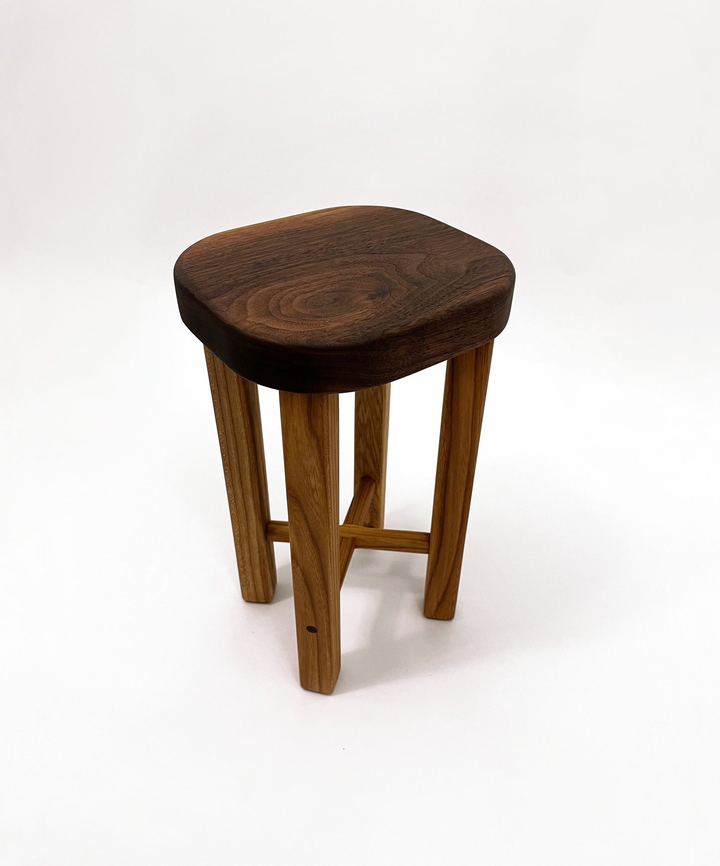Kleine bijzettafel noten/iepen