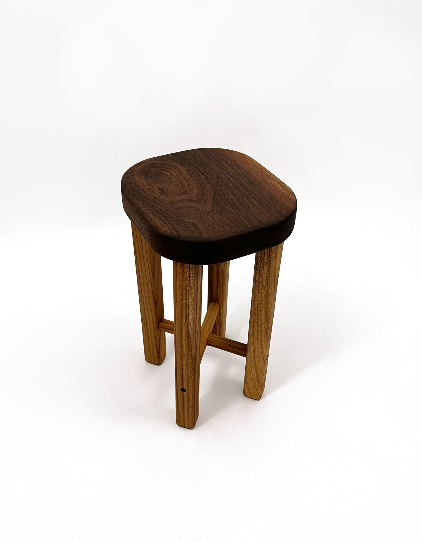 Kleine bijzettafel noten/iepen