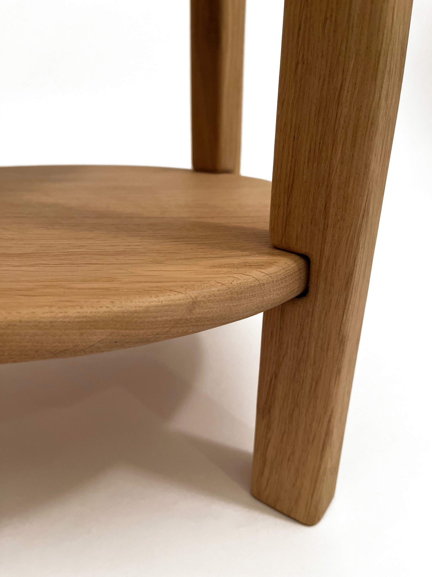 Ronde eikenhouten bijzettafel