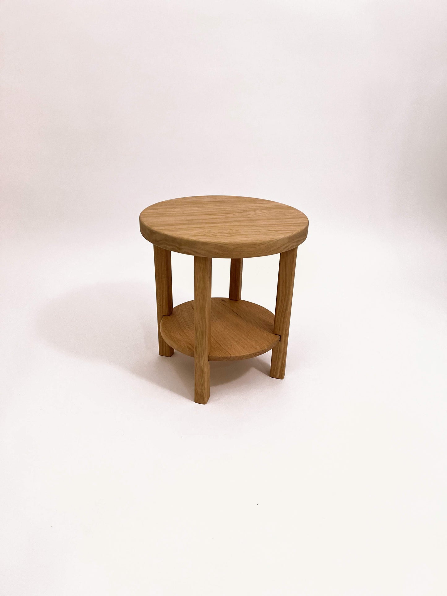 Ronde eikenhouten bijzettafel
