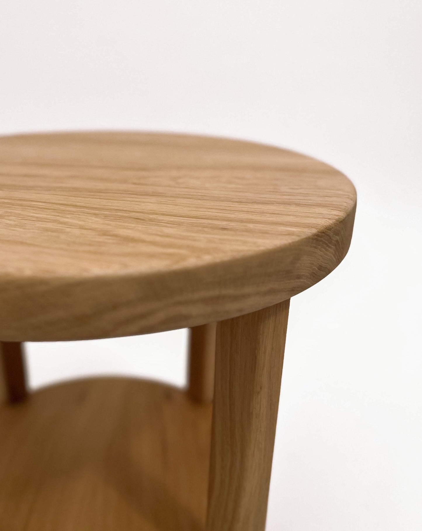 Ronde eikenhouten bijzettafel