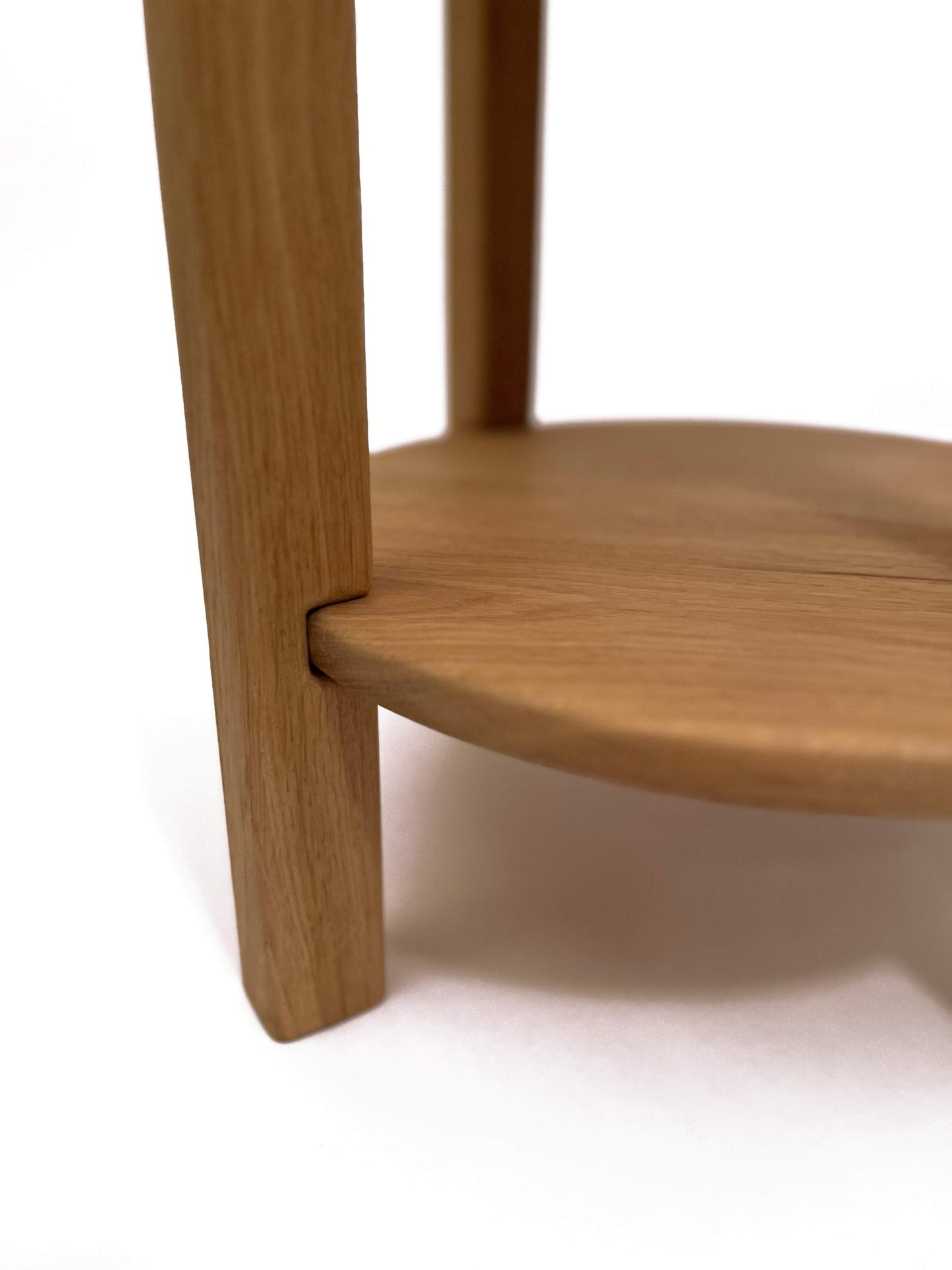 Ronde eikenhouten bijzettafel