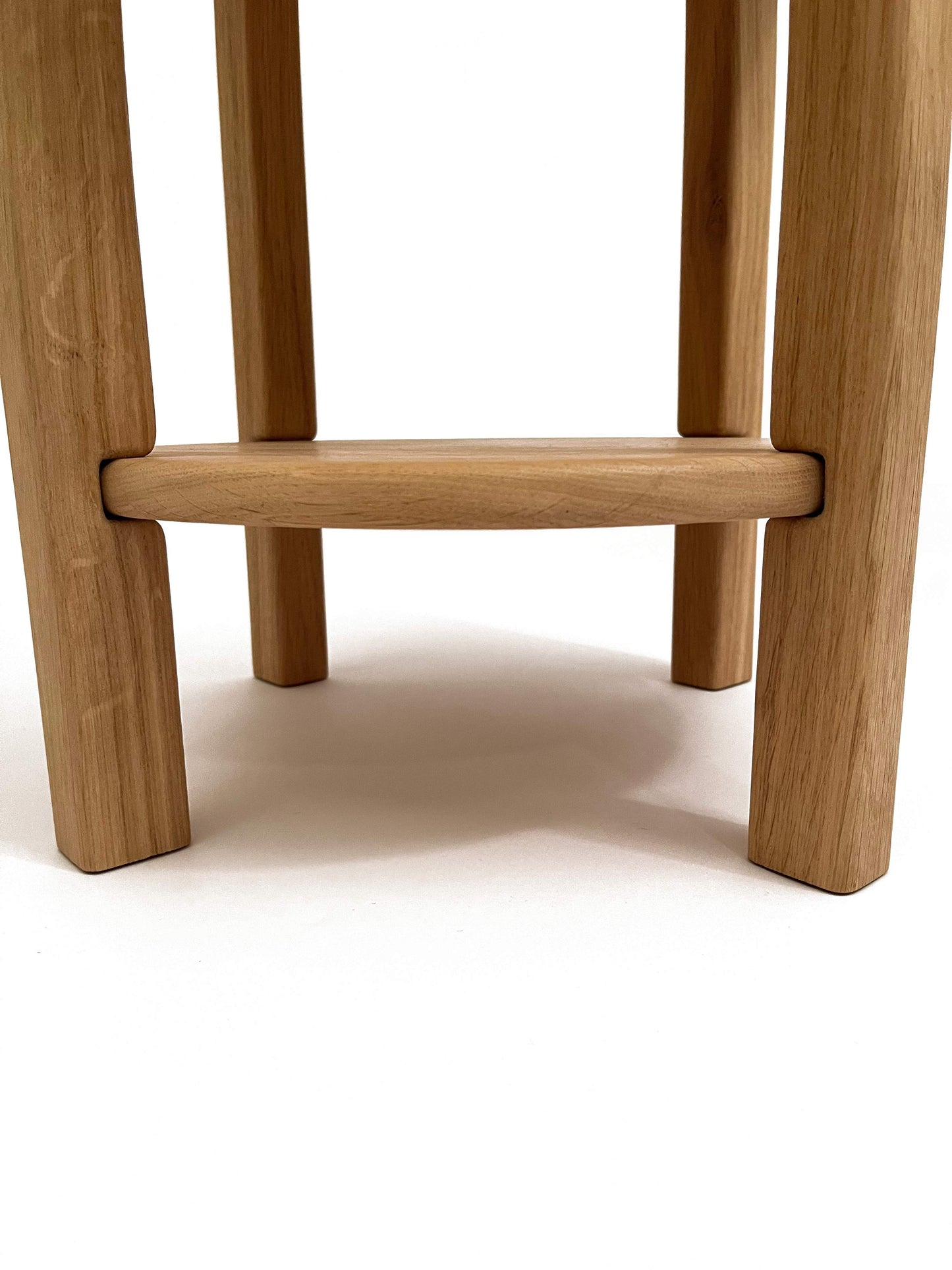 Ronde eikenhouten bijzettafel