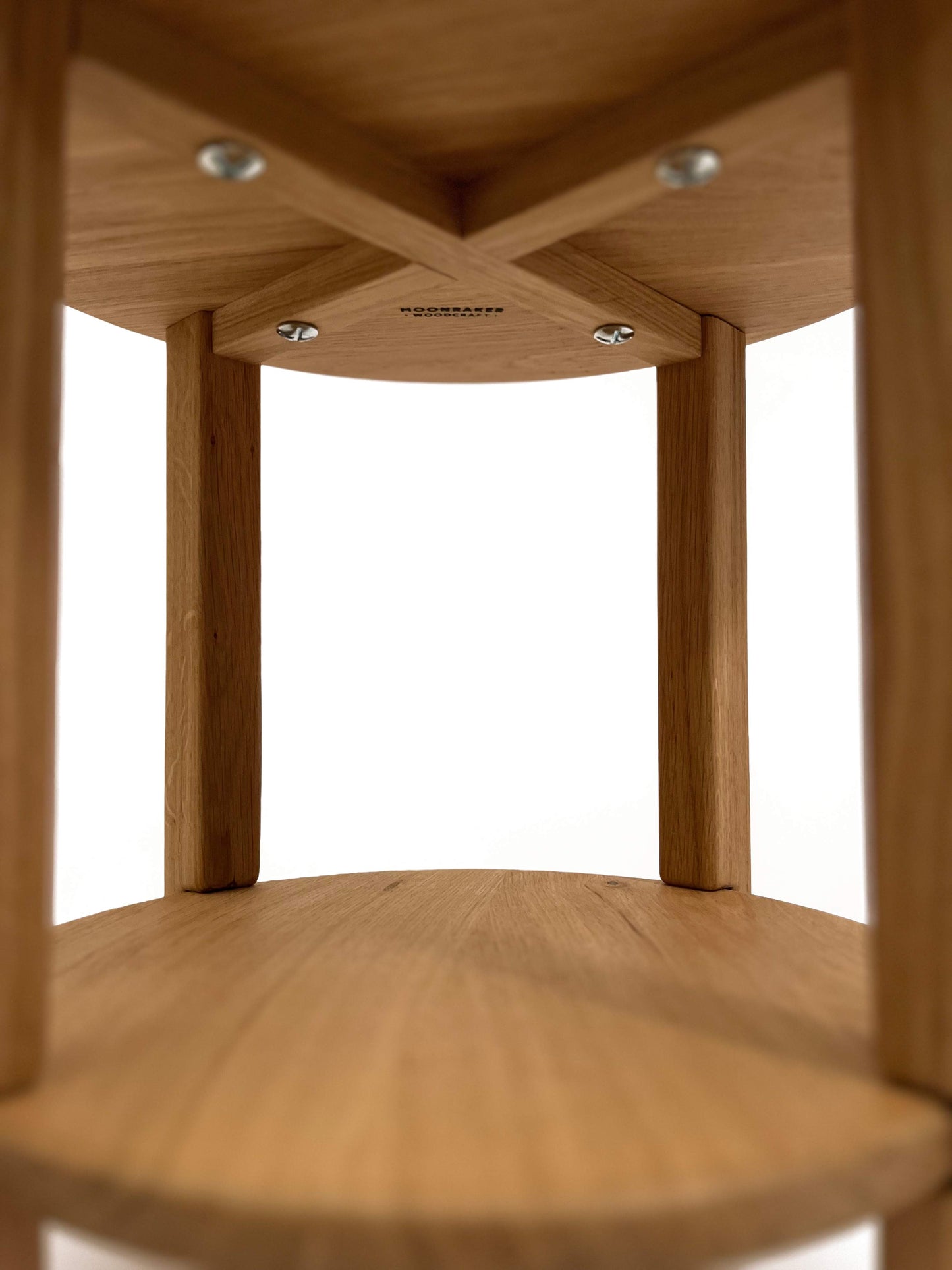Ronde eikenhouten bijzettafel