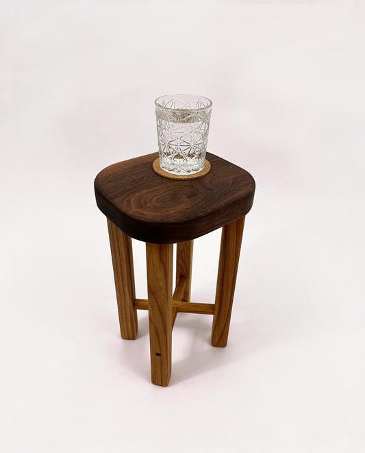 Kleine bijzettafel noten/iepen