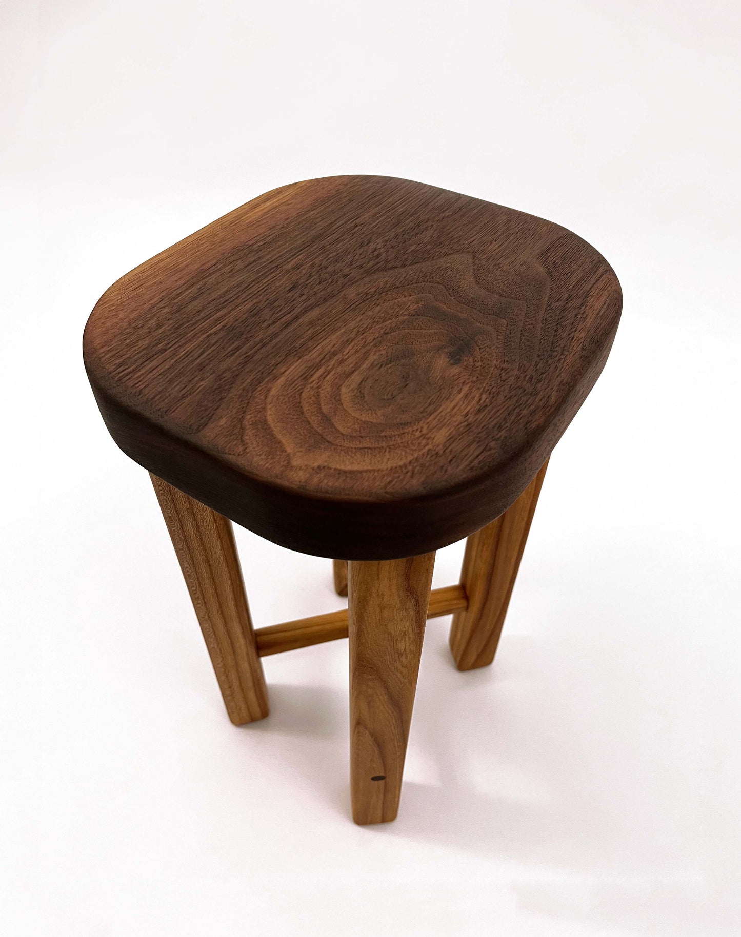 Kleine bijzettafel noten/iepen