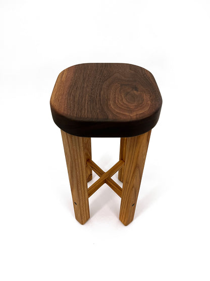 Kleine bijzettafel noten/iepen
