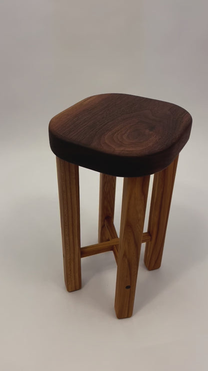 Kleine bijzettafel noten/iepen